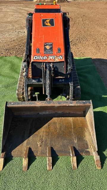 Ditch Witch SK1050 w/grading bucket