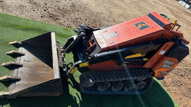 Ditch Witch SK1050 w/grading bucket