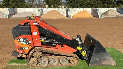 Ditch Witch SK1050 w/grading bucket