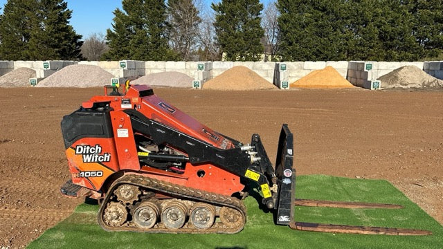 Ditch Witch SK1050 w/grading bucket