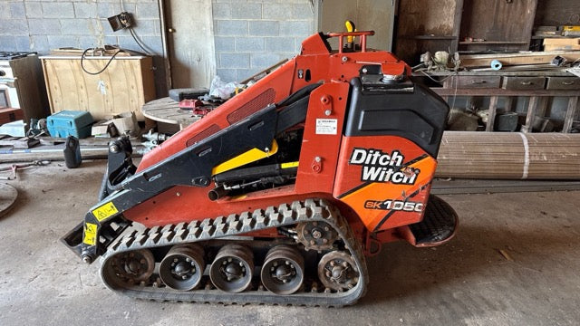 Ditch Witch SK1050 w/grading bucket