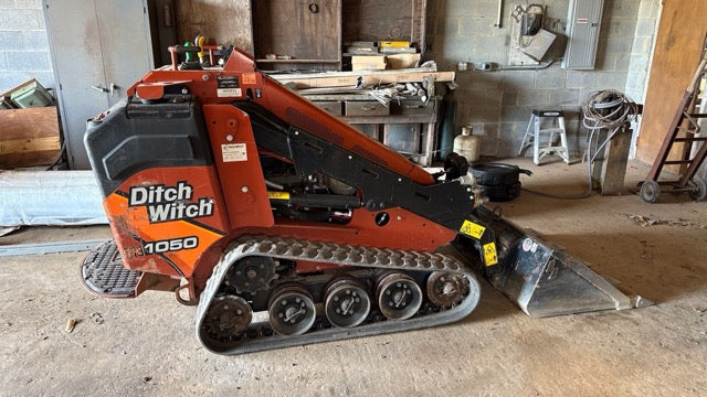 Ditch Witch SK1050 w/grading bucket