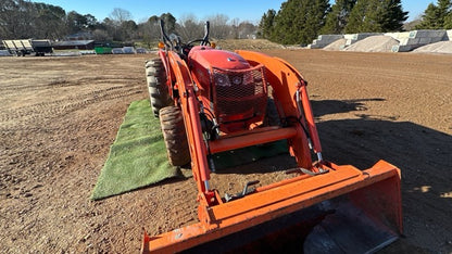 Kubota L4600 Tractor with bucket/box blade