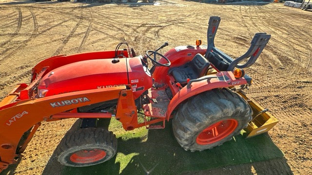 Kubota L4600 Tractor with bucket/box blade