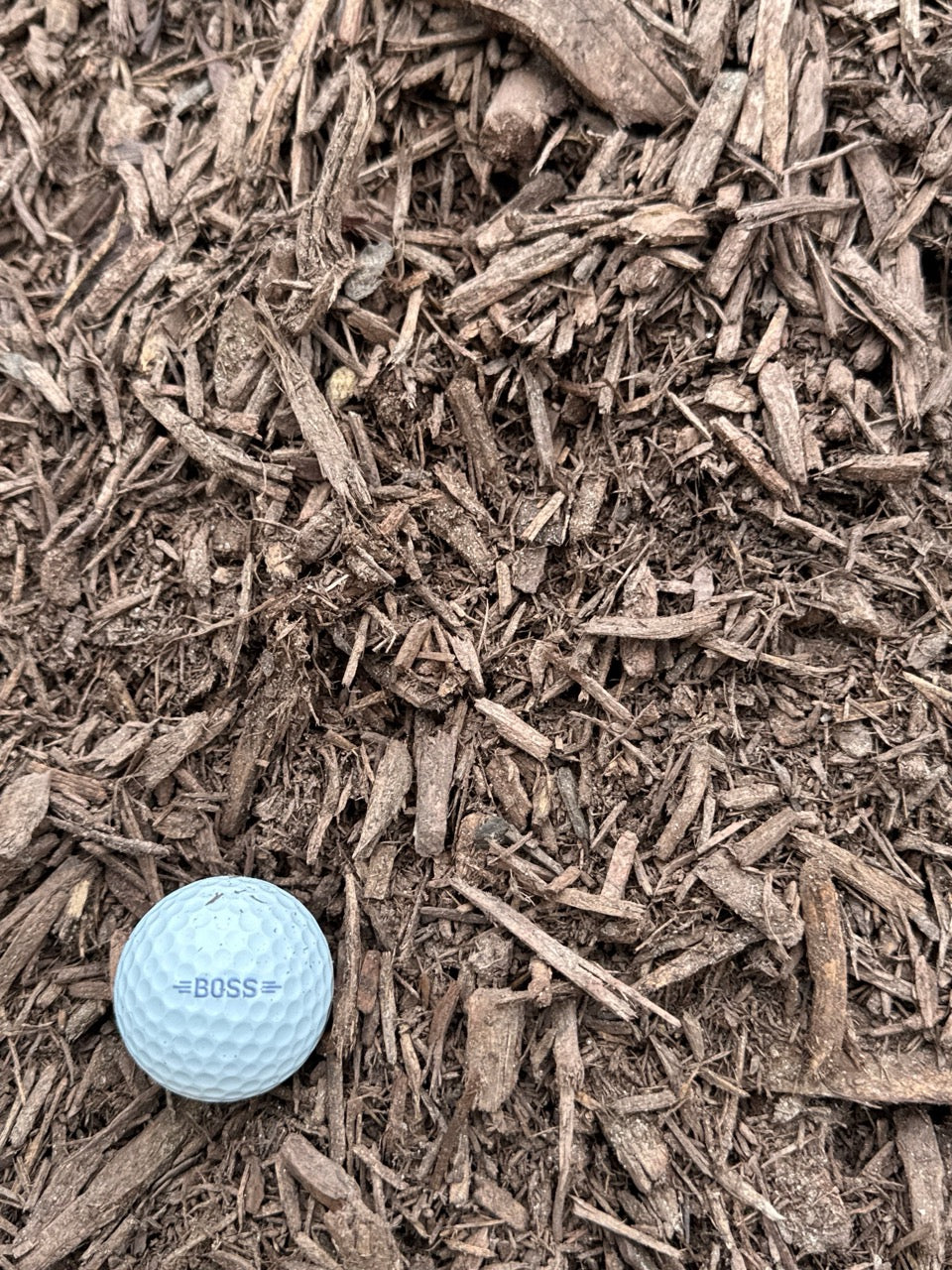 [Y13] DYED BROWN SHREDDED MULCH